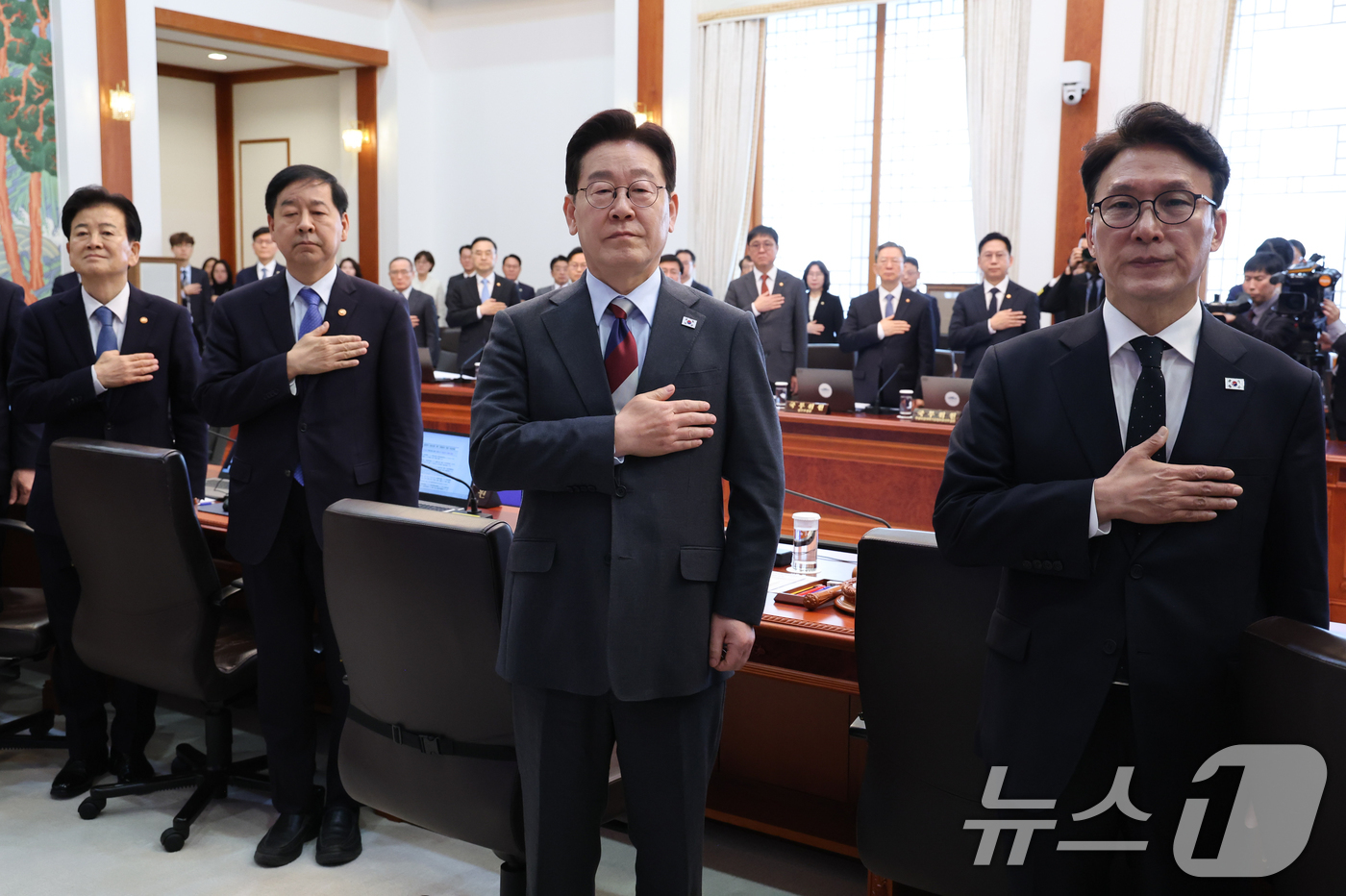 (서울=뉴스1) 이재명 기자 = 이재명 대통령이 5일 청와대에서 열린 임시국무회의에서 국민의례를 하고 있다. 2026.3.5/뉴스1