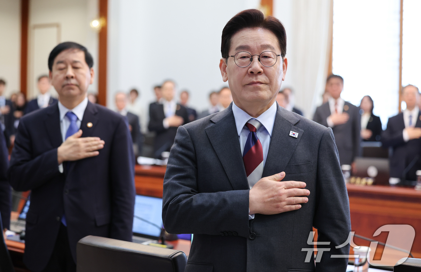 (서울=뉴스1) 이재명 기자 = 이재명 대통령이 5일 청와대에서 열린 임시국무회의에서 국민의례를 하고 있다. 2026.3.5/뉴스1