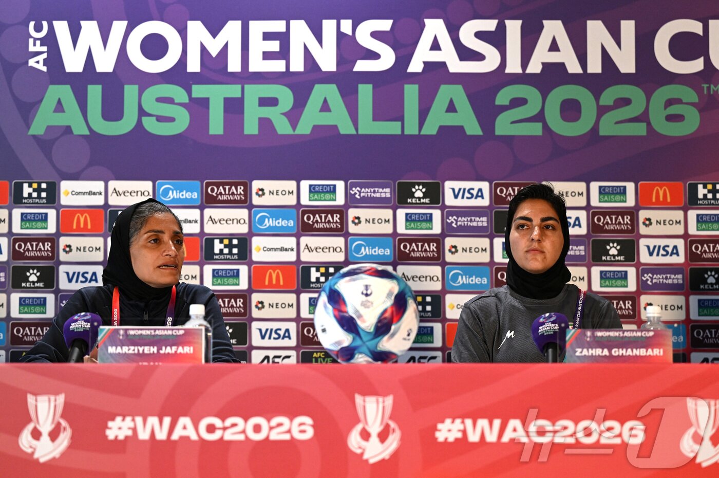 본문 이미지 - 이란 여자축구대표팀 자파리 감독(왼쪽) ⓒ 로이터=뉴스1