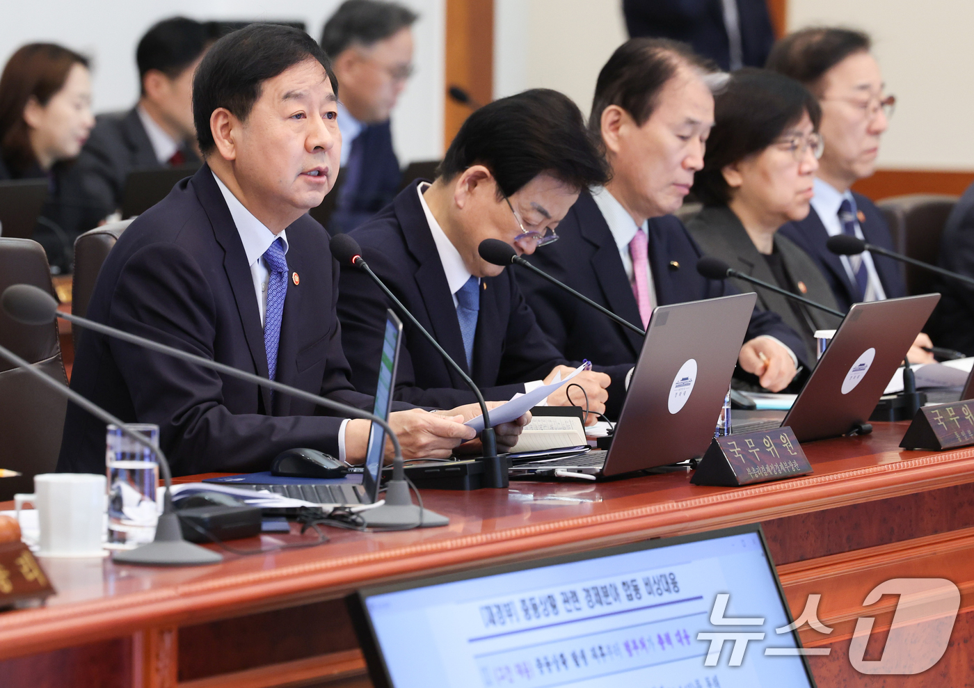 (서울=뉴스1) 이재명 기자 = 구윤철 부총리 겸 재정경제부 장관이 5일 청와대에서 열린 임시국무회의에서 중동상황 관련 경제분야  합동 비상대응을 보고하고 있다. 2026.3.5/ …