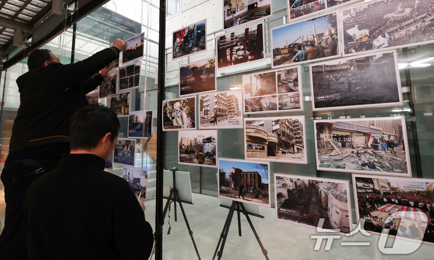 (서울=뉴스1) 최지환 기자 = 5일 오전 서울 용산구 주한 이란 대사관에서 사이드 쿠제치 주한 이란 대사의 기자회견을 앞두고 대사관 직원들이 미국·이스라엘의 이란 공격 관련 사진 …