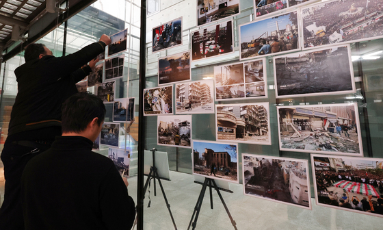 이란 피해 사진 붙이는 대사관 직원들