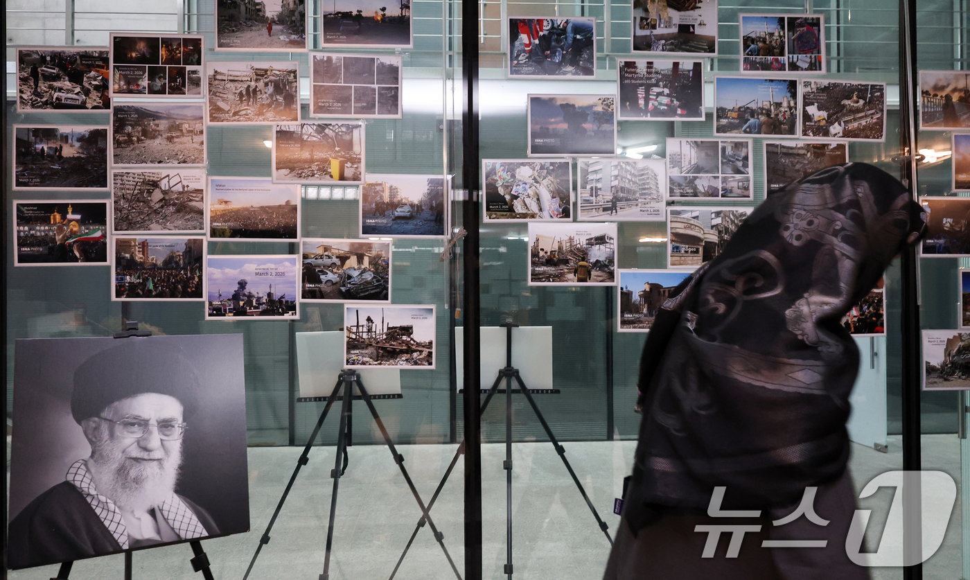 (서울=뉴스1) 최지환 기자 = 5일 오전 사이드 쿠제치 주한 이란 대사의 기자회견을 앞둔 서울 용산구 주한 이란 대사관에 미군과 이스라엘의 공습으로 사망한 아야톨라 알리 하메네이 …