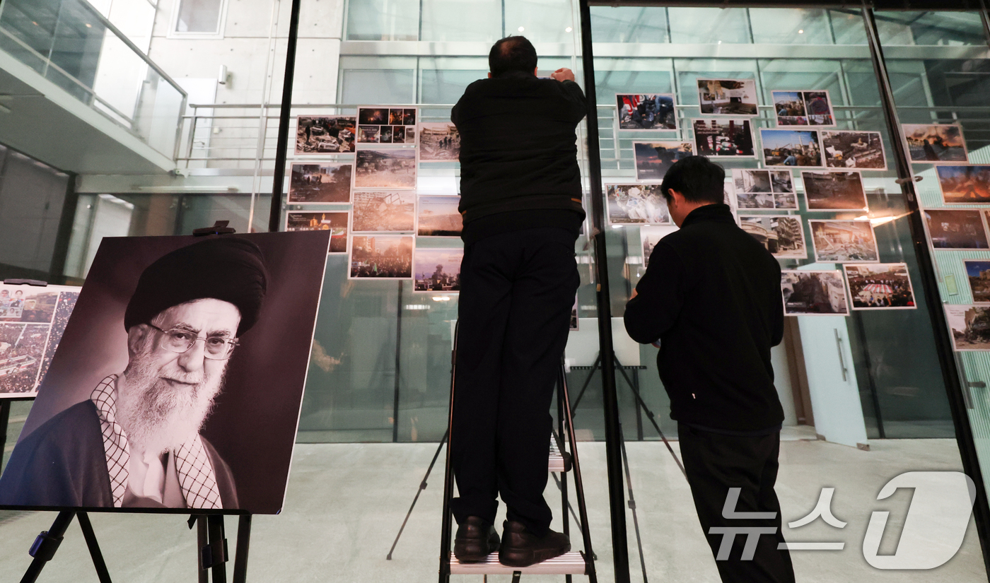 (서울=뉴스1) 최지환 기자 = 5일 오전 서울 용산구 주한 이란 대사관에서 사이드 쿠제치 주한 이란 대사의 기자회견을 앞두고 대사관 직원들이 미국·이스라엘의 이란 공격 관련 사진 …