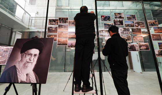 이란 현지 사진 게시하는 주한이란대사관 관계자