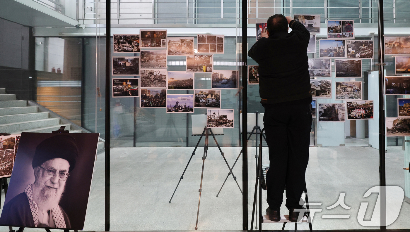 (서울=뉴스1) 최지환 기자 = 5일 오전 서울 용산구 주한 이란 대사관에서 사이드 쿠제치 주한 이란 대사의 기자회견을 앞두고 대사관 직원들이 미국·이스라엘의 이란 공격 관련 사진 …