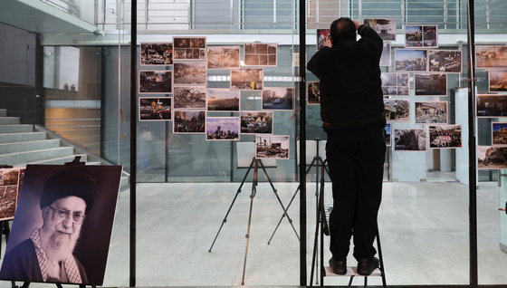 현지 사진 게시하는 주한이란대사관 관계자