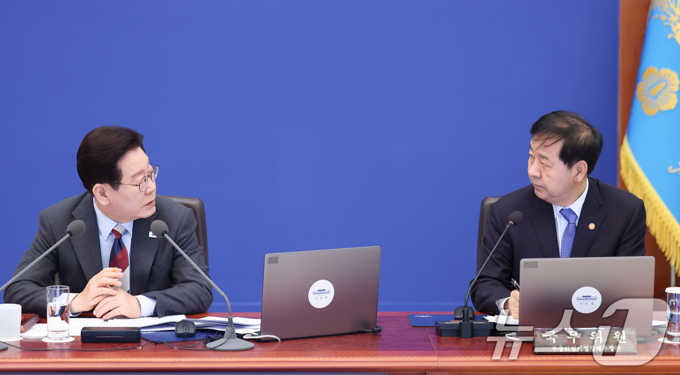 (서울=뉴스1) 이재명 기자 = 이재명 대통령이 5일 청와대에서 열린 임시국무회의에서 구윤철 부총리 겸 재정경제부 장관과 대화하고 있다. 2026.3.5/뉴스1