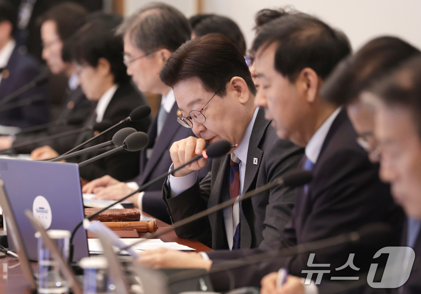 (서울=뉴스1) 이재명 기자 = 이재명 대통령이 5일 청와대에서 열린 임시국무회의에서 구윤철 부총리 겸 재정경제부 장관의 중동상황 관련 경제분야 합동 비상대응 보고를 받고 있다. …