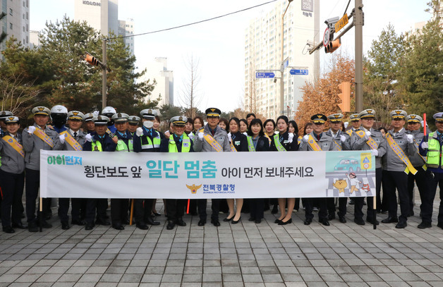 김철문 전북경찰청장, 전주 온빛초서 어린이 교통안전 캠페인