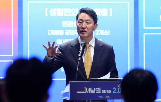 취재진 질문에 답하는 오세훈 서울시장