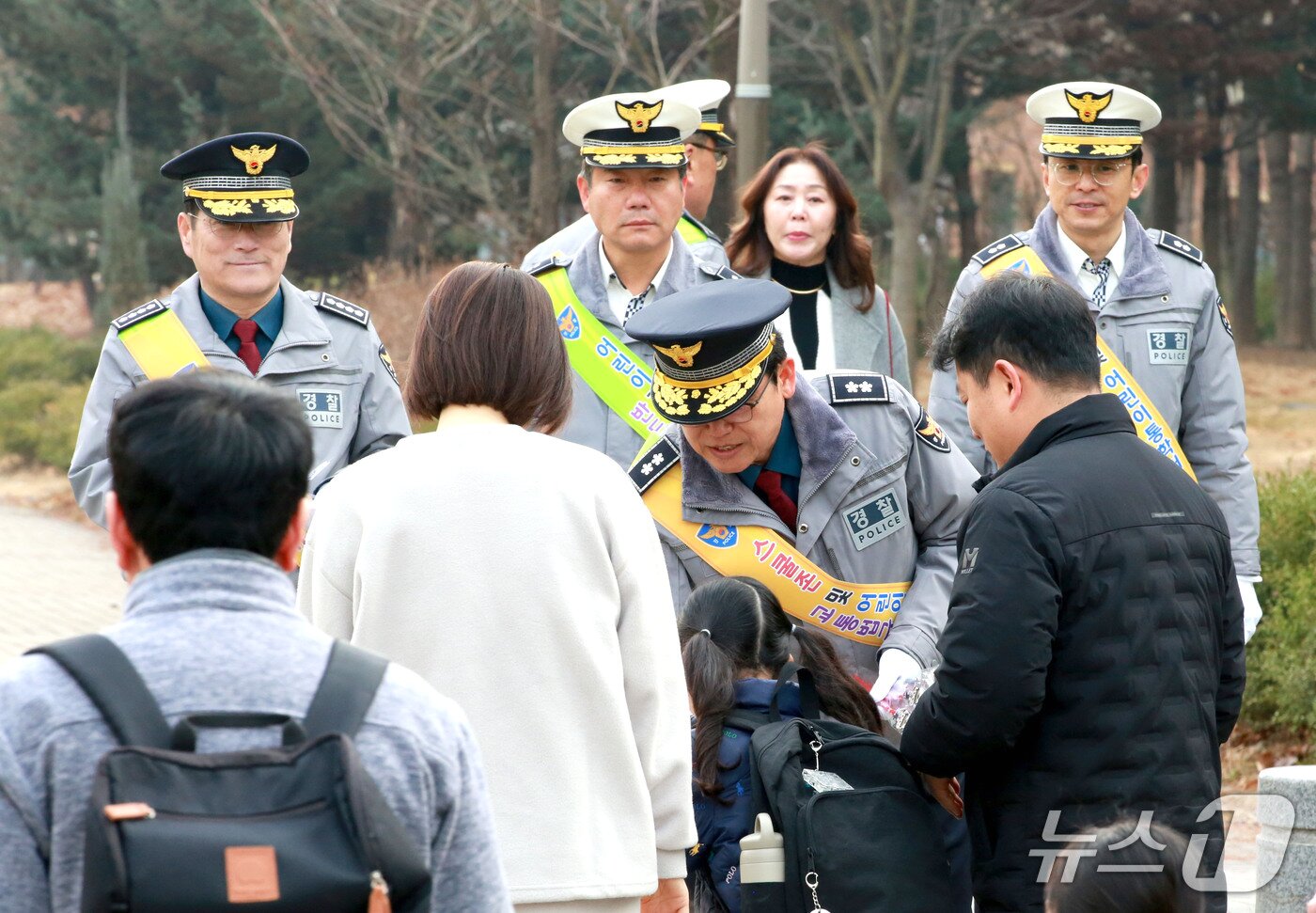 본문 이미지 - 김철문 전북경찰청장이 5일 오전 전주 혁신도시에 위치한 온빛초등학교에서 등굣길 어린이 교통안전 캠페인을 하고 있다.(전북경찰청 제공. 재판매 및 DB 금지)
