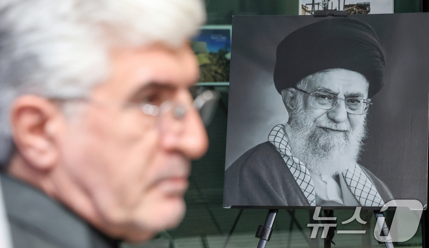 (서울=뉴스1) 최지환 기자 = 사이드 쿠제치 주한 이란 대사가 5일 오전 서울 용산구 주한 이란 대사관에서 미국·이스라엘의 이란 공격 관련한 이란 정부의 입장을 발표하고 있다. …