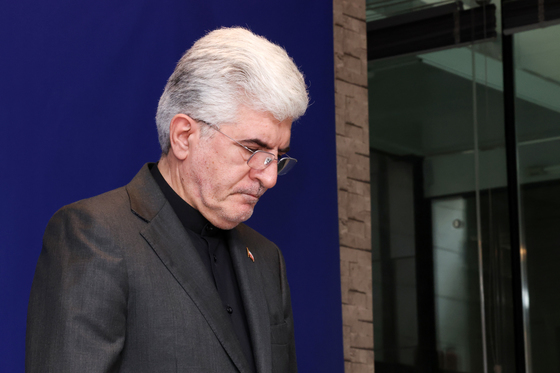 대이란 공격 입장발표 전 묵념하는 주한 이란 대사