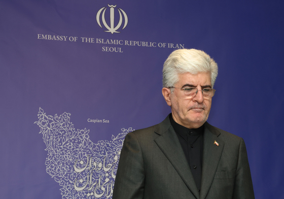 대이란 공격 입장발표 전 묵념하는 사이드 쿠제치 이란대사