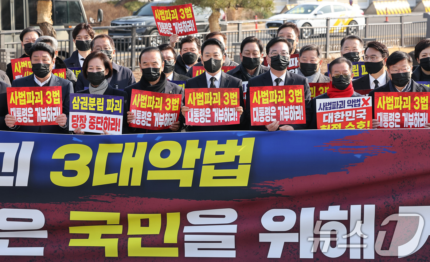 (서울=뉴스1) 김성진 기자 = 장동혁 국민의힘 대표와 송언석 원내대표를 비롯한 의원들이 5일 서울 종로구 청와대 사랑채 앞 분수대에서 열린 현장 의원총회에서 손피켓을 들고 구호를 …