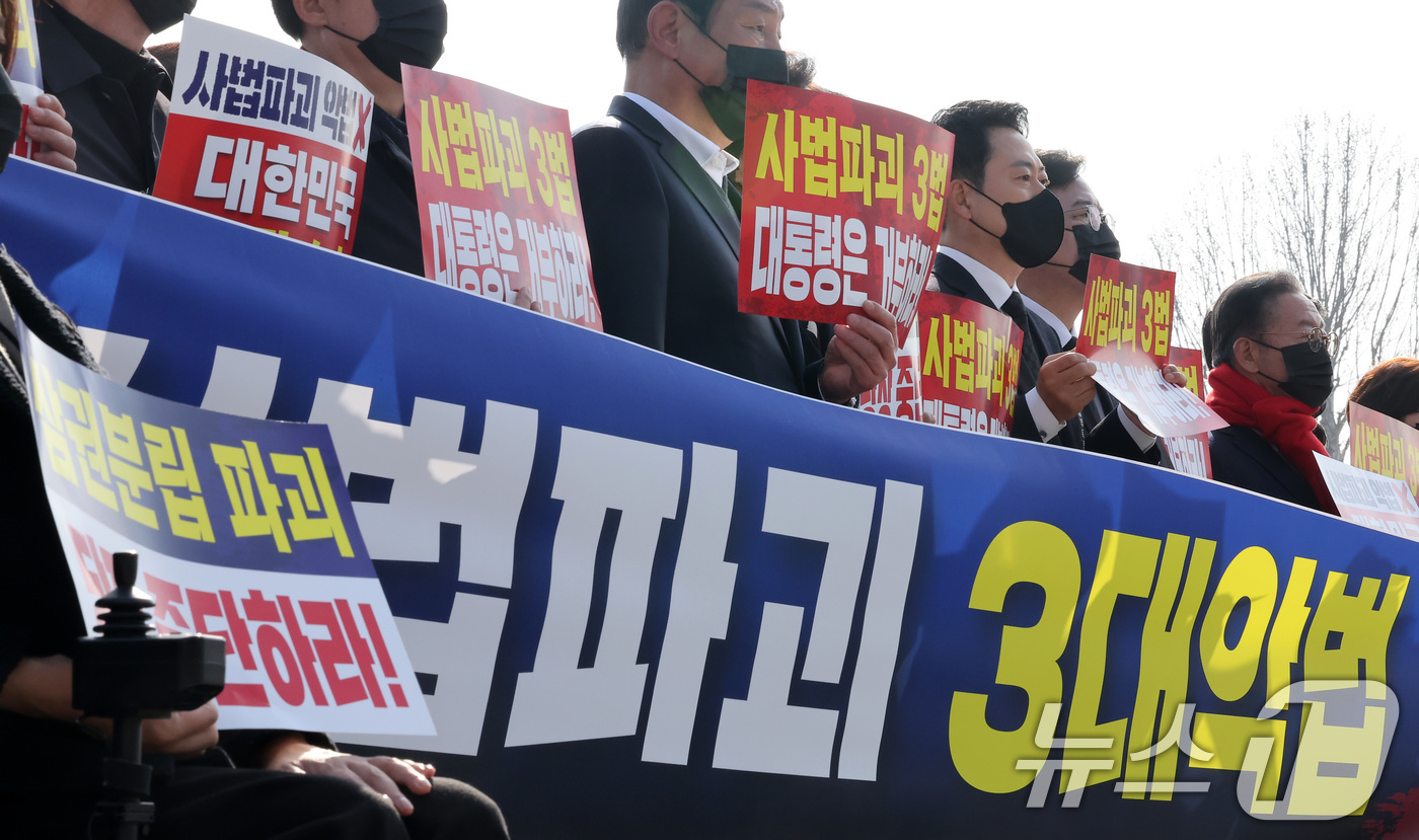 (서울=뉴스1) 김성진 기자 = 장동혁 국민의힘 대표가 5일 서울 종로구 청와대 사랑채 앞 분수대에서 열린 현장 의원총회에서 손피켓을 들고 있다. 2026.3.5/뉴스1