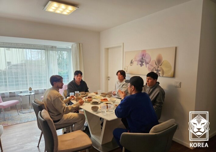 본문 이미지 - 옌스 카스트로프(왼쪽)와 식사하며 이야기를 나누는 대표팀 코칭스태프. (KFA 제공)