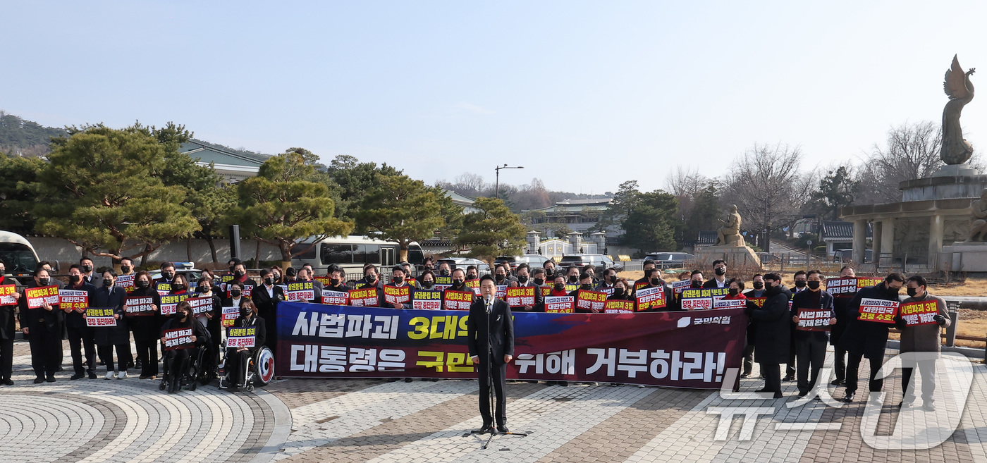 (서울=뉴스1) 김성진 기자 = 장동혁 국민의힘 대표가 5일 서울 종로구 청와대 사랑채 앞 분수대에서 열린 현장 의원총회에서 모두발언을 하고 있다. 2026.3.5/뉴스1