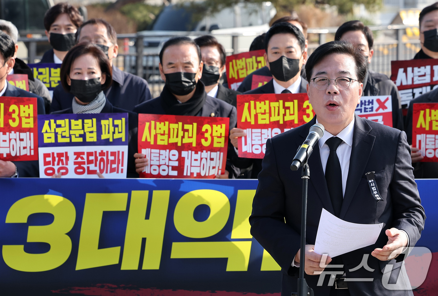 (서울=뉴스1) 김성진 기자 = 송언석 국민의힘 원내대표가 5일 서울 종로구 청와대 사랑채 앞 분수대에서 열린 현장 의원총회에서 모두발언을 하고 있다. 2026.3.5/뉴스1