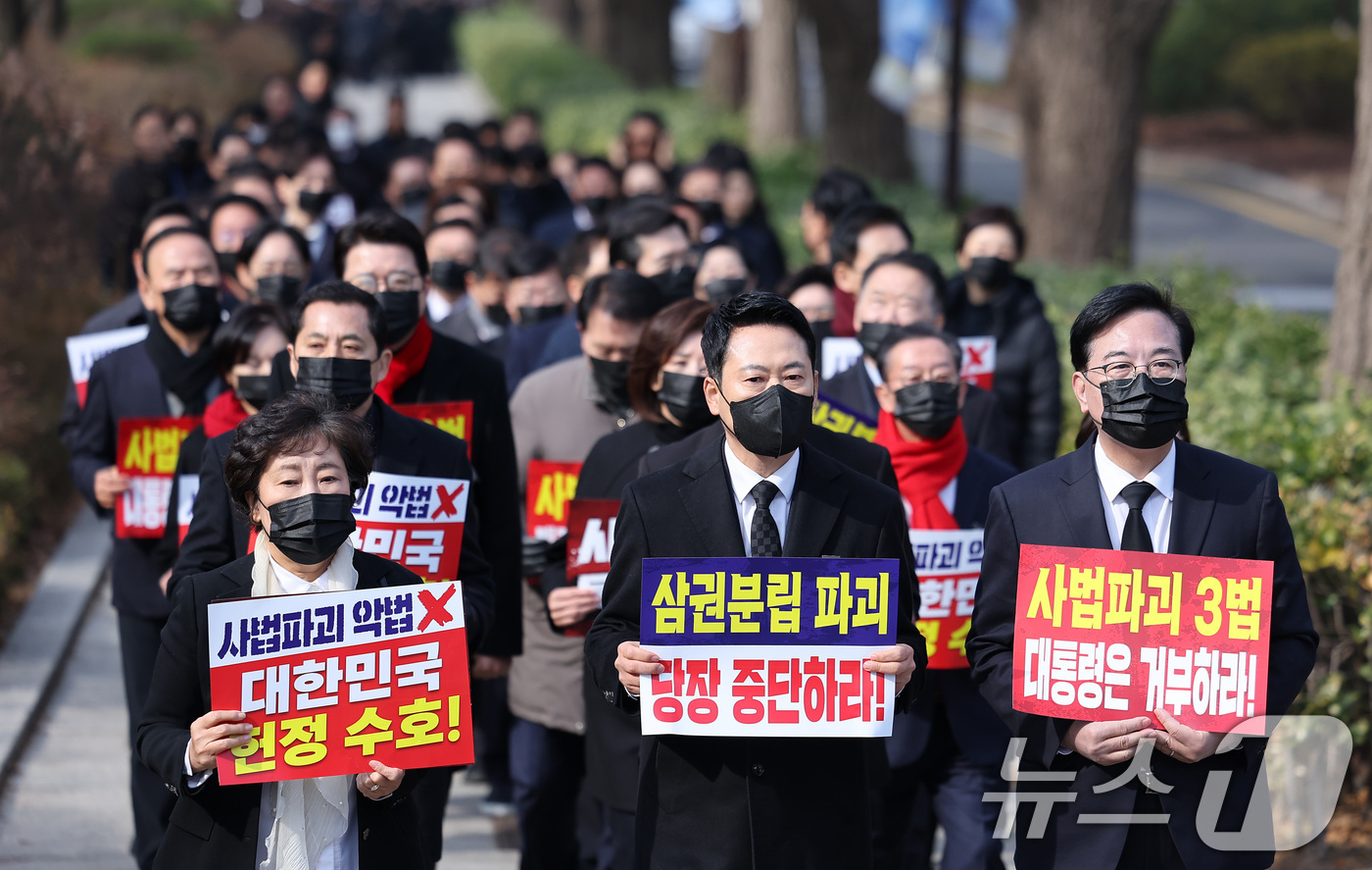 (서울=뉴스1) 김성진 기자 = 장동혁 국민의힘 대표와 송언석 원내대표를 비롯한 의원들이 5일 서울 종로구 청와대 사랑채 앞 분수대에서 열린 현장 의원총회를 마친 후 청와대 방향으 …
