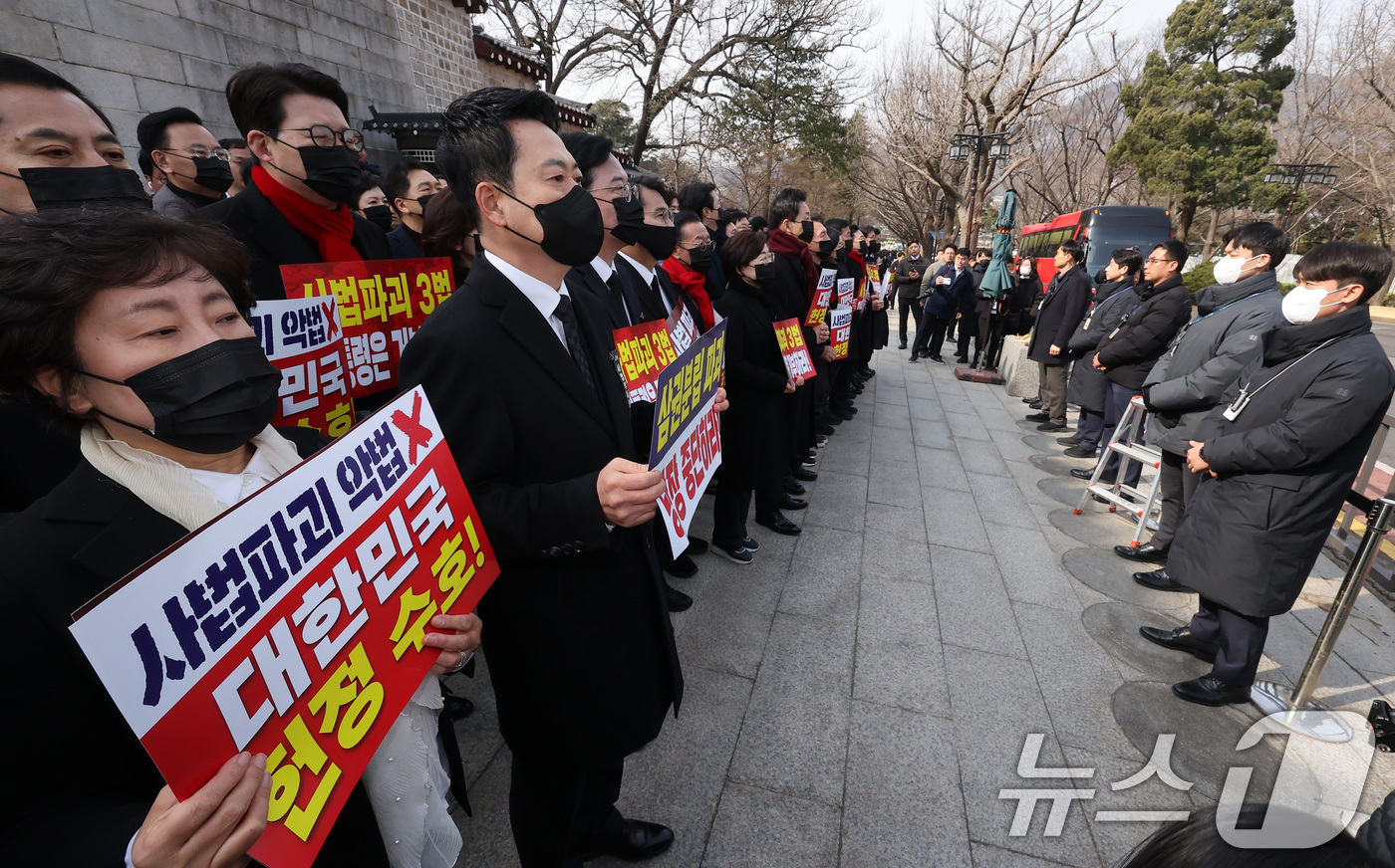 (서울=뉴스1) 김성진 기자 = 장동혁 국민의힘 대표와 송언석 원내대표를 비롯한 의원들이 5일 서울 종로구 청와대 사랑채 앞 분수대에서 열린 현장 의원총회를 마친 후 청와대 앞에서 …