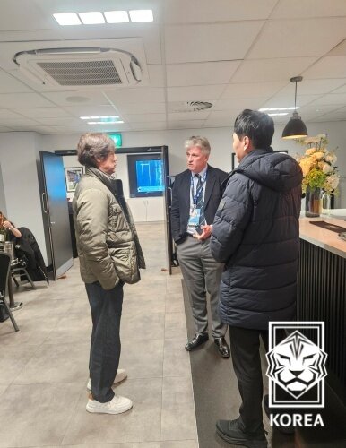 본문 이미지 - 양민혁의 경기를 관전하러 갔다가 코번트리 대표이사를 만나 이야기를 나누는 홍명보 감독. (KFA 제공)