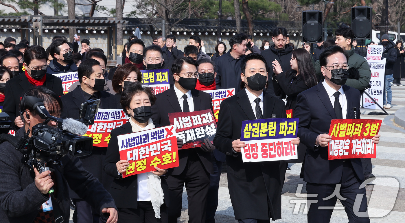 (서울=뉴스1) 김성진 기자 = 장동혁 국민의힘 대표와 송언석 원내대표를 비롯한 의원들이 5일 서울 종로구 청와대 사랑채 앞 분수대에서 열린 현장 의원총회를 마친 후 청와대 방향으 …