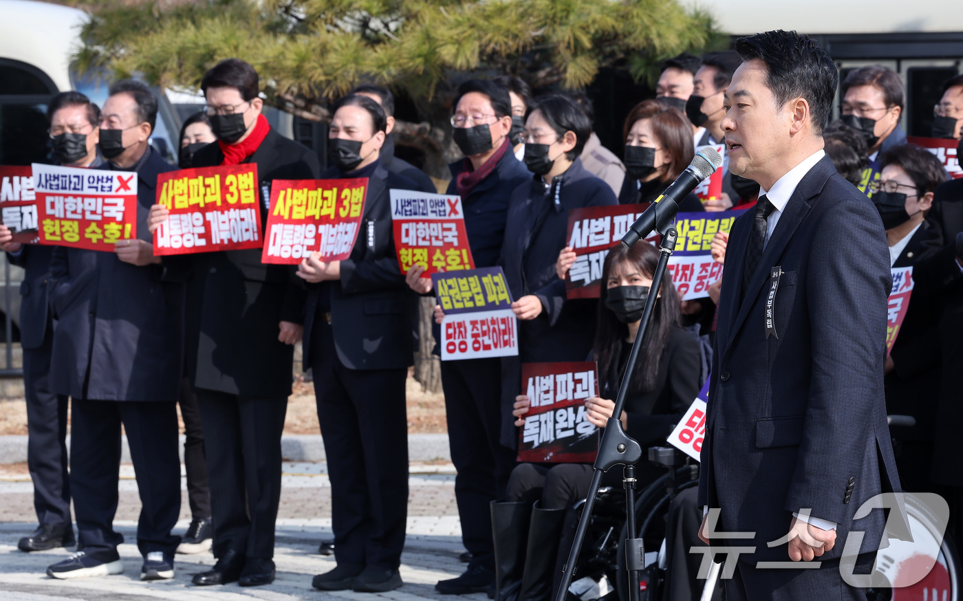 (서울=뉴스1) 김성진 기자 = 장동혁 국민의힘 대표가 5일 서울 종로구 청와대 사랑채 앞 분수대에서 열린 현장 의원총회에서 모두발언을 하고 있다. 2026.3.5/뉴스1