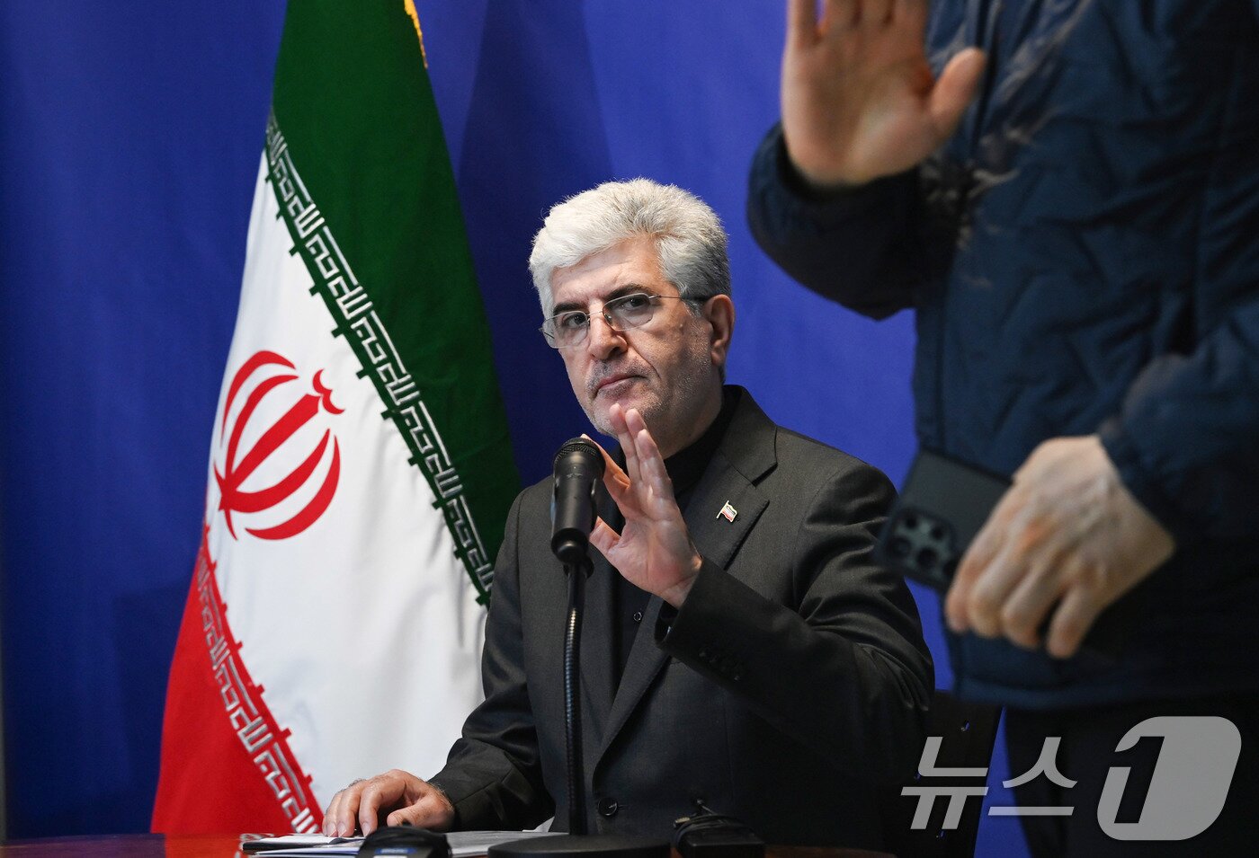 본문 이미지 - 사이드 쿠제치 주한 이란 대사가 5일 오전 서울 용산구 주한 이란 대사관에서 열린 미국·이스라엘의 이란 공격 관련한 이란 정부 입장 발표 기자회견에 자리해 있다. (공동취재) 2026.3.5 ⓒ 뉴스1 최지환 기자