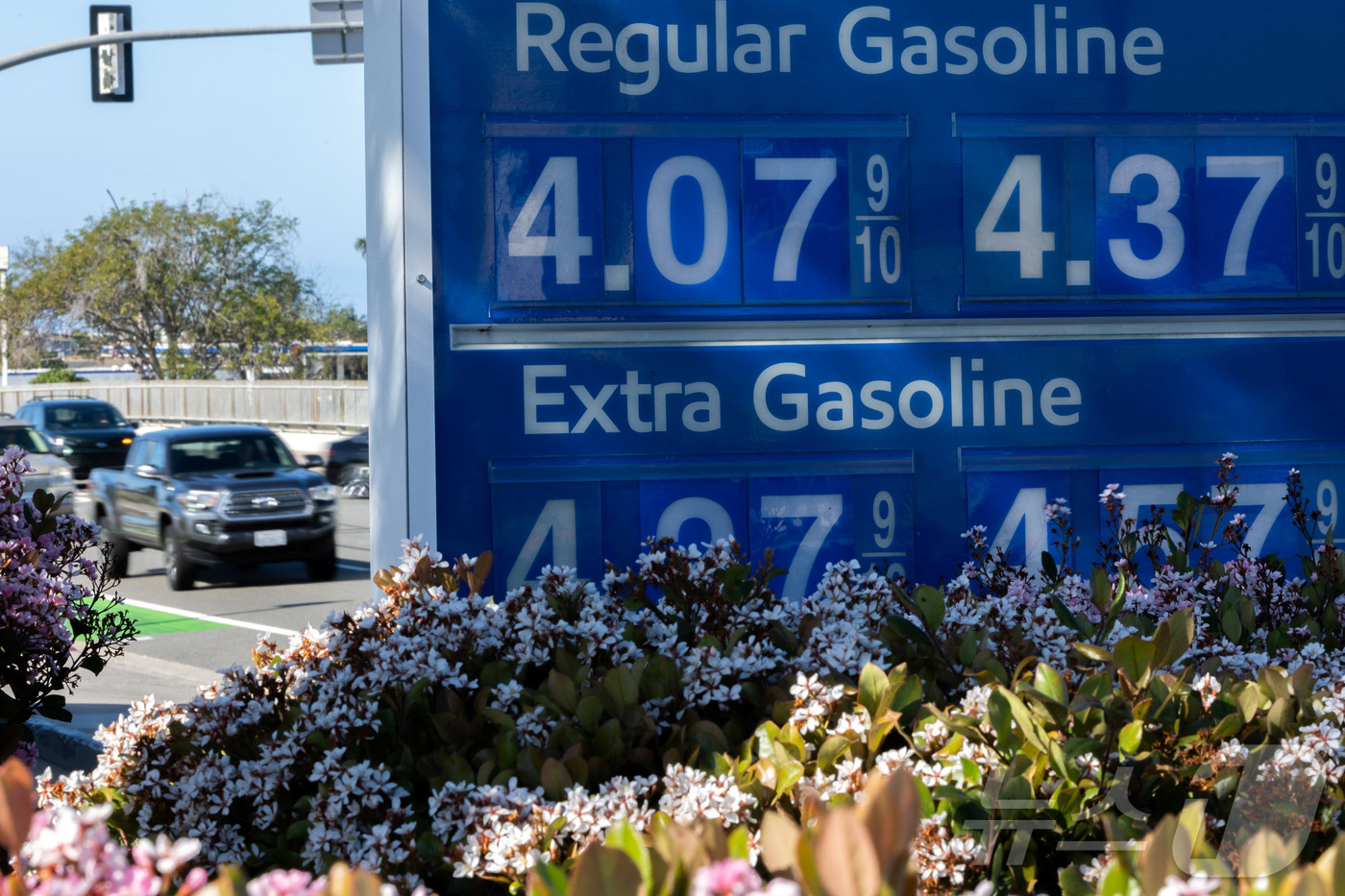 (칼즈배드 로이터=뉴스1) 윤다정 기자 = 3일(현지시간) 미국 캘리포니아주 칼즈배드의 한 주유소에 휘발유 가격이 표시돼 있다. 2026.03.03.ⓒ 로이터=뉴스1