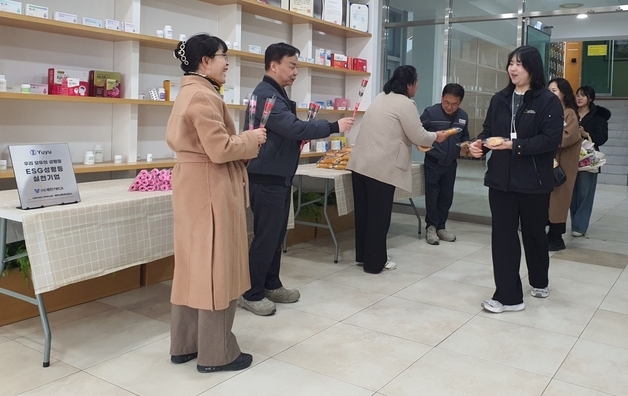 유유제약, 세계 여성의 날 기념행사 진행…빵·장미꽃 나눔 퍼포먼스