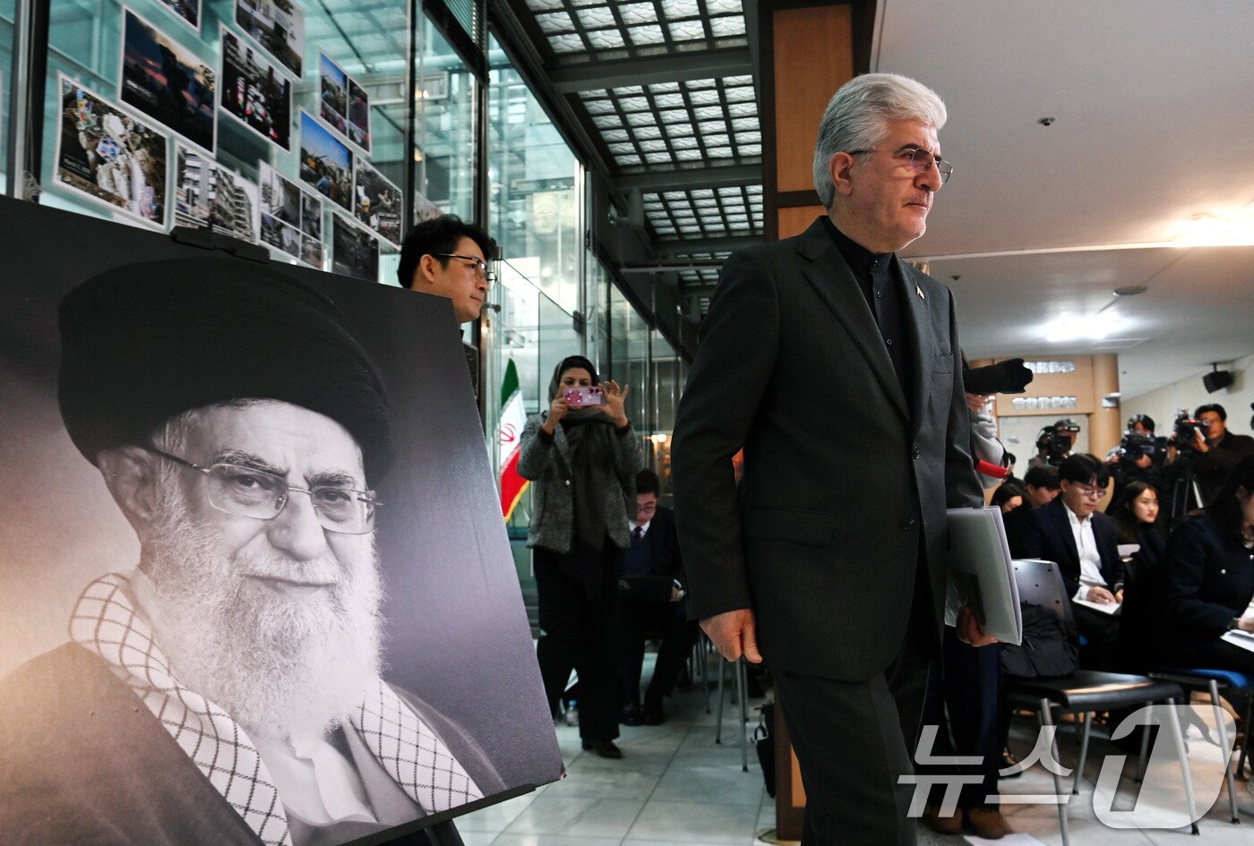 본문 이미지 - 사이드 쿠제치 주한 이란 대사가 5일 오전 서울 용산구 주한 이란 대사관에서 미국·이스라엘의 이란 공격 관련한 이란 정부의 입장을 발표하기 위해 입장하고 있다. (공동취재) 2026.3.5 ⓒ 뉴스1 최지환 기자