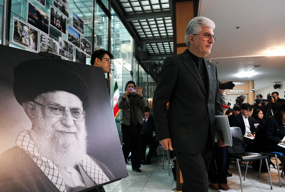 이란 정부 공식 입장 발표 기자회견장 입장하는 주한 이란 대사