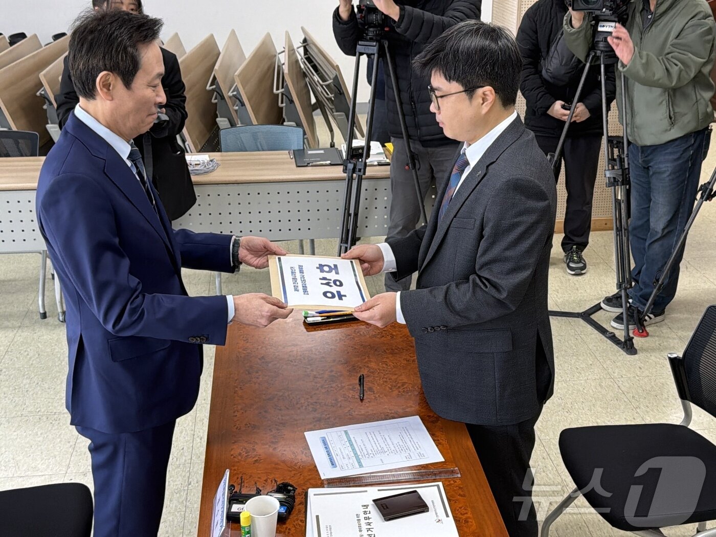 본문 이미지 - 우상호 전 청와대 정무수석이 5일 강원 춘천시 강원도선거관리위원회에서 제9회 전국동시지방선거 강원도지사 선거 예비후보로 등록했다. 2026.3.5 ⓒ 뉴스1 한귀섭 기자