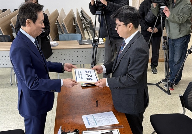 강원도지사 예비후보 등록하는 우상호 전 청와대 정무수석