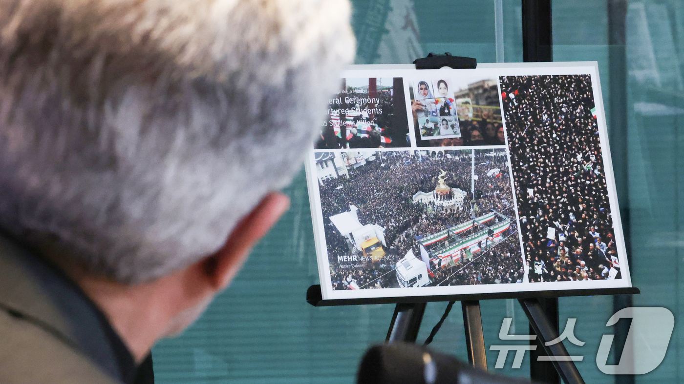 (서울=뉴스1) 최지환 기자 = 사이드 쿠제치 주한 이란 대사가 5일 오전 서울 용산구 주한 이란 대사관에서 미국·이스라엘의 대이란 공격과 관련한 이란 정부의 입장을 발표하고 있다 …