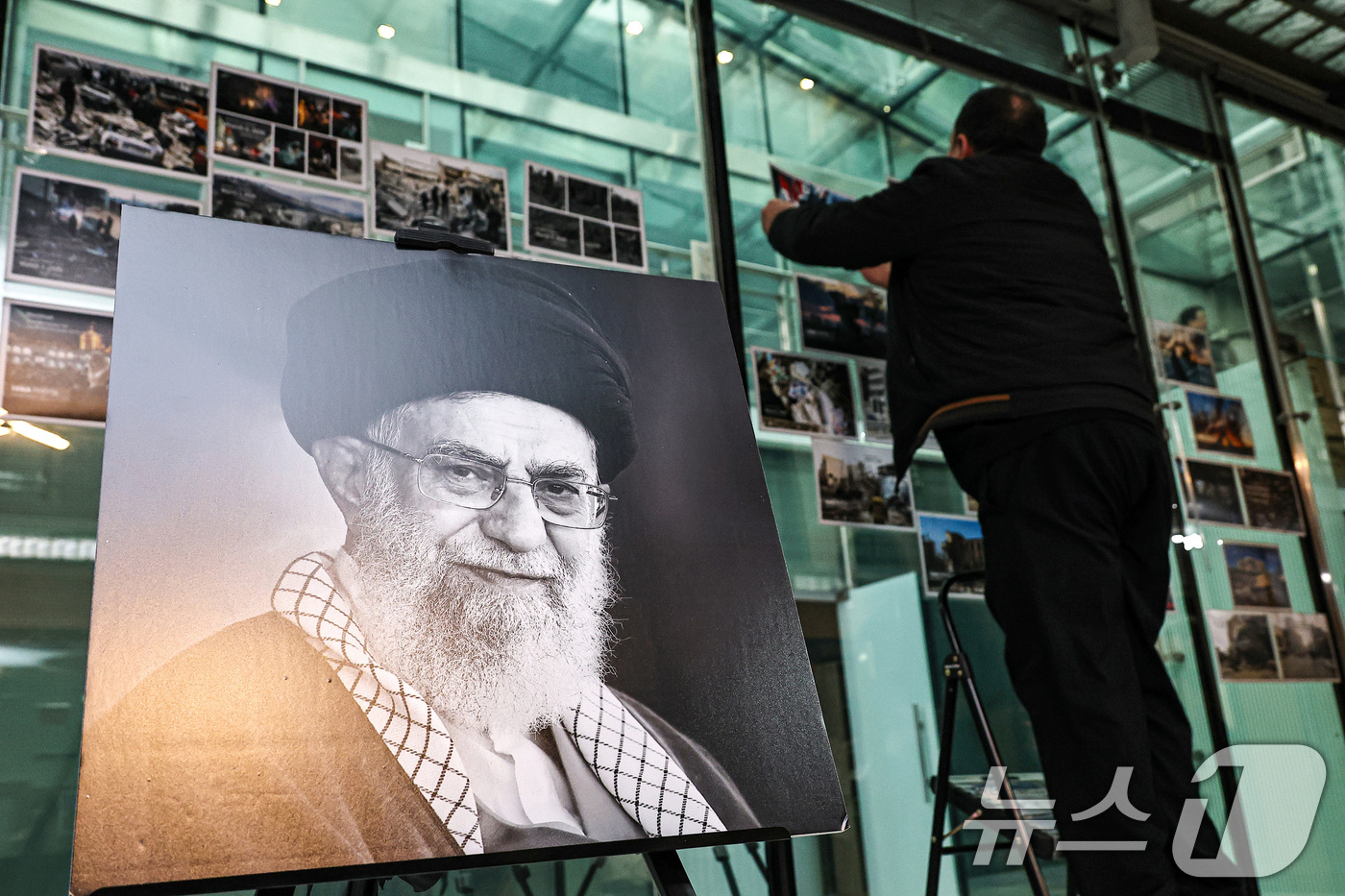 (서울=뉴스1) 최지환 기자 = 5일 오전 사이드 쿠제치 주한 이란 대사의 기자회견을 앞둔 서울 용산구 주한 이란 대사관에 미군과 이스라엘의 공습으로 사망한 아야톨라 알리 하메네이 …