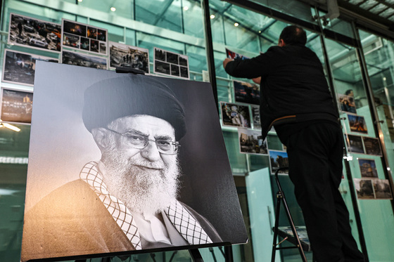 이란대사관 기자회견장 설치된 하메네이 초상