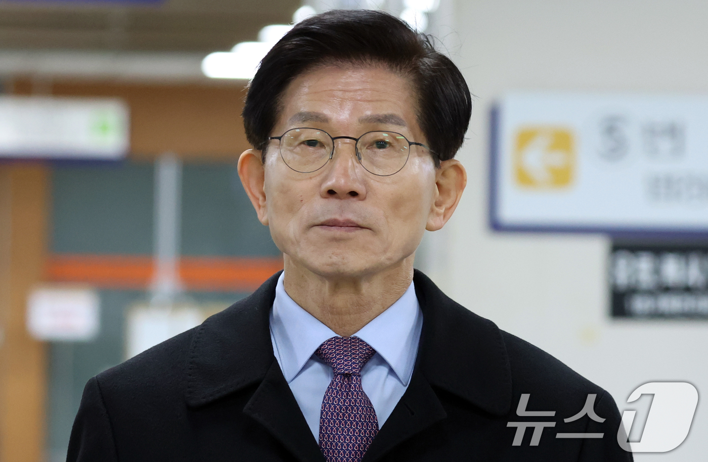 (서울=뉴스1) 김명섭 기자 = 김문수 전 고용노동부 장관이 5일 서울 서초구 서울중앙지방법원에서 열린 '21대 대선 선거법 위반' 혐의 공판에 출석하고 있다. 2026.3.5/뉴 …