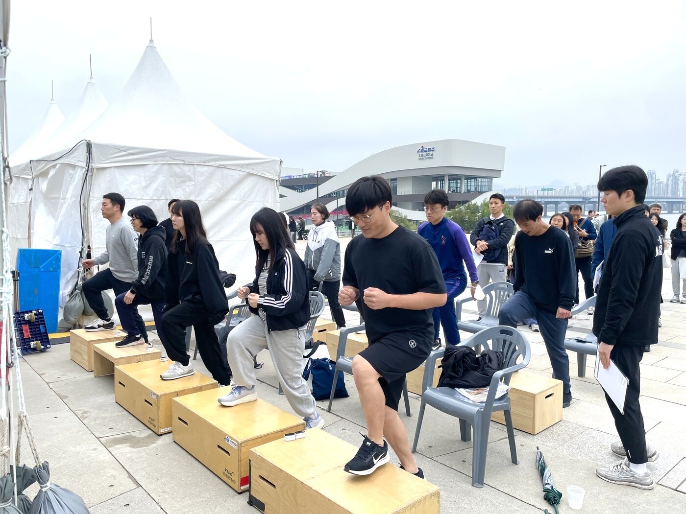 본문 이미지 - 서울 여의도 한강공원에서 지난해 10월 26일 열린 '9988 서울 체력장'에 참가한 시민들. (서울시 제공)