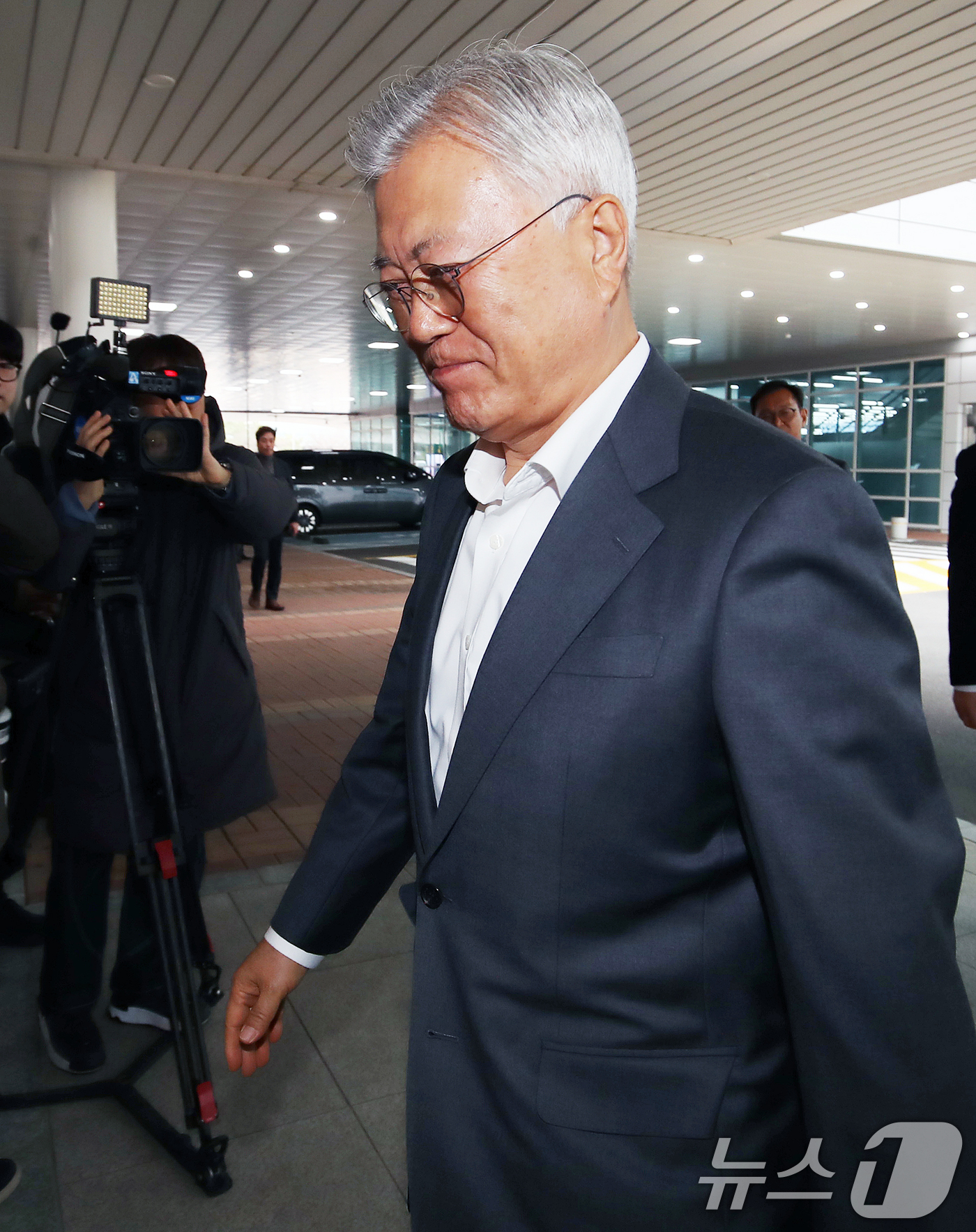 (부산=뉴스1) 윤일지 기자 = 문재인 전 대통령이 미국 로스앤젤레스(LA)를 방문하기 위해 5일 오전 부산 강서구 김해국제공항을 통해 인천공항으로 향하고 있다.문 전 대통령의 이 …