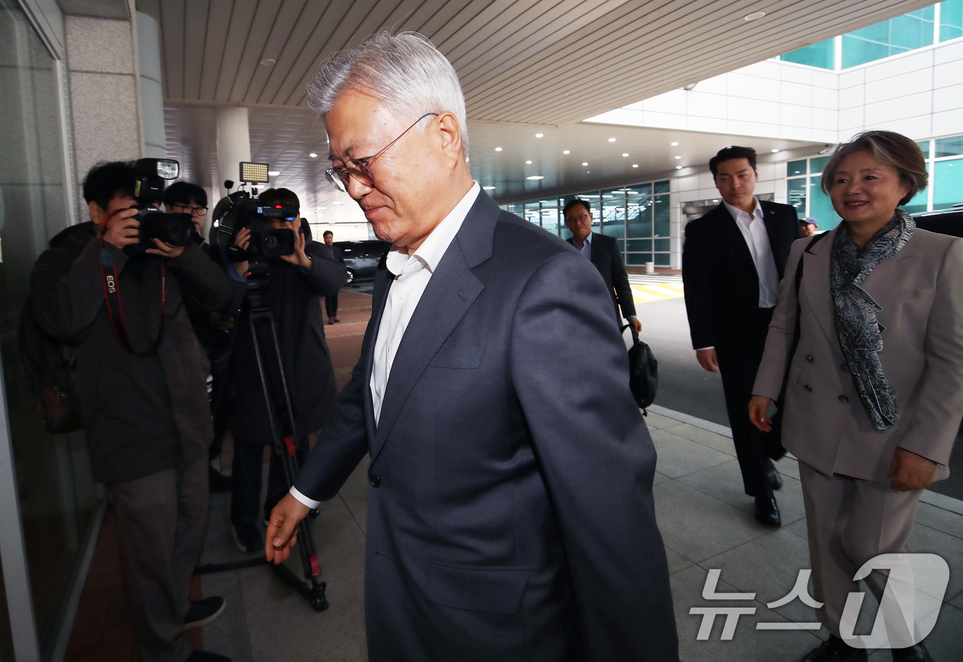 (부산=뉴스1) 윤일지 기자 = 문재인 전 대통령과 부인 김정숙 여사가 미국 로스앤젤레스(LA)를 방문하기 위해 5일 오전 부산 강서구 김해국제공항을 통해 인천공항으로 향하고 있다 …