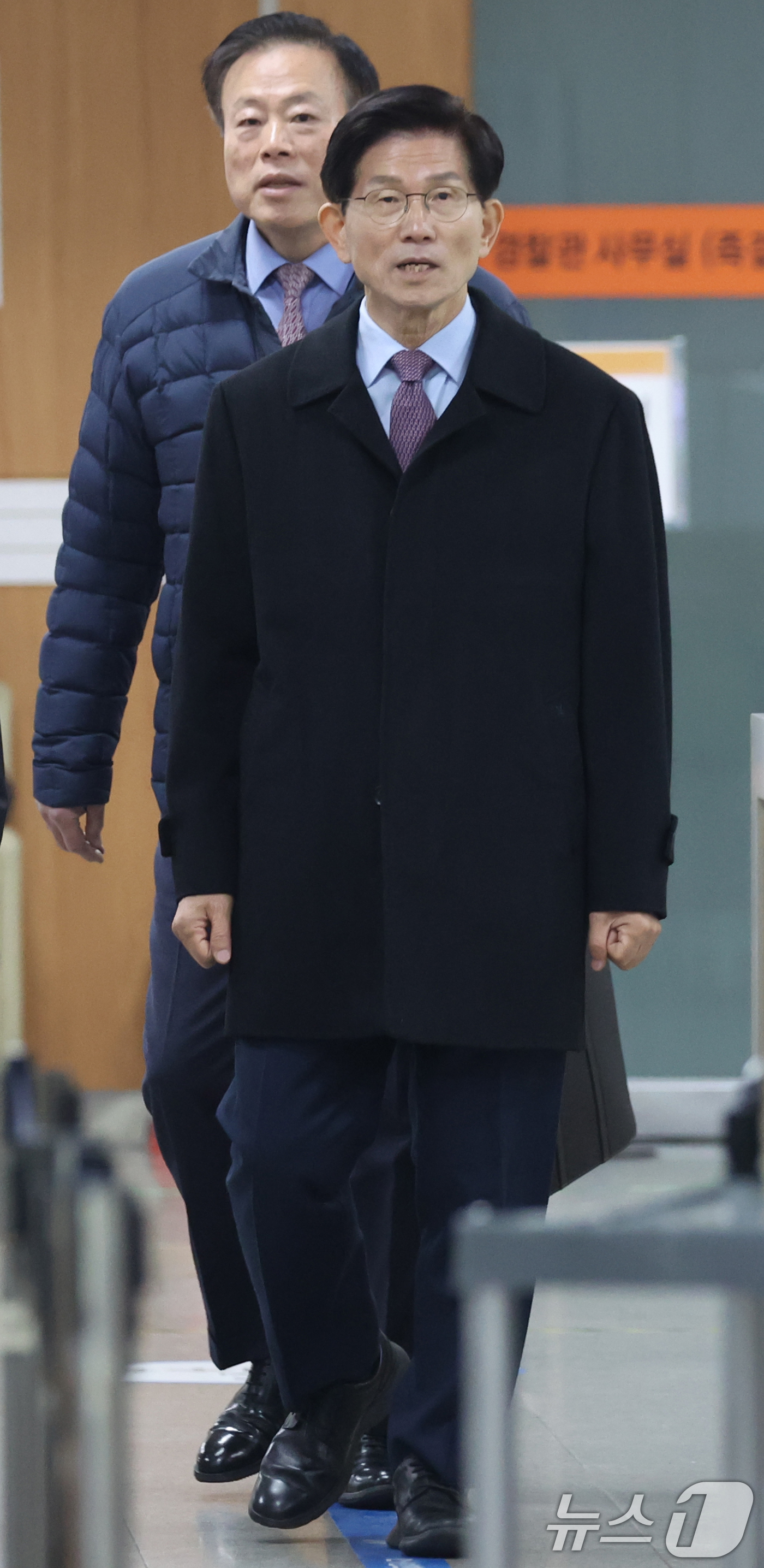 (서울=뉴스1) 김명섭 기자 = 김문수 전 고용노동부 장관이 5일 서울 서초구 서울중앙지방법원에서 열린 '21대 대선 선거법 위반' 혐의 공판에 출석하고 있다. 2026.3.5/뉴 …