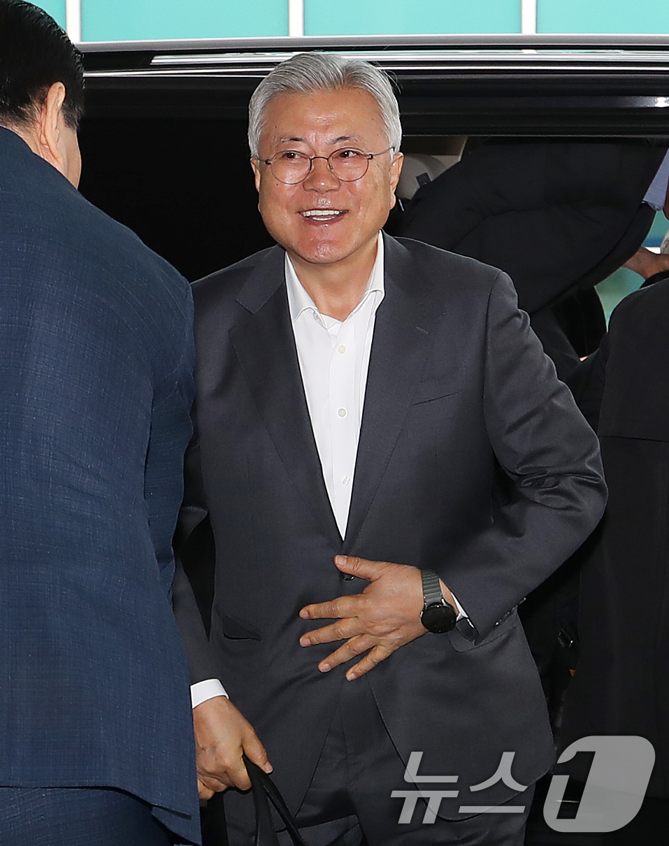 (부산=뉴스1) 윤일지 기자 = 문재인 전 대통령이 미국 로스앤젤레스(LA)를 방문하기 위해 5일 오전 부산 강서구 김해국제공항을 통해 인천공항으로 향하고 있다.문 전 대통령의 이 …