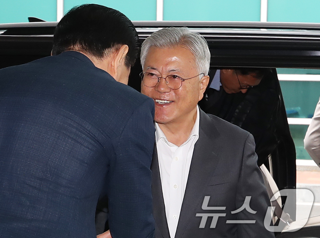 (부산=뉴스1) 윤일지 기자 = 문재인 전 대통령이 미국 로스앤젤레스(LA)를 방문하기 위해 5일 오전 부산 강서구 김해국제공항을 통해 인천공항으로 향하고 있다.문 전 대통령의 이 …