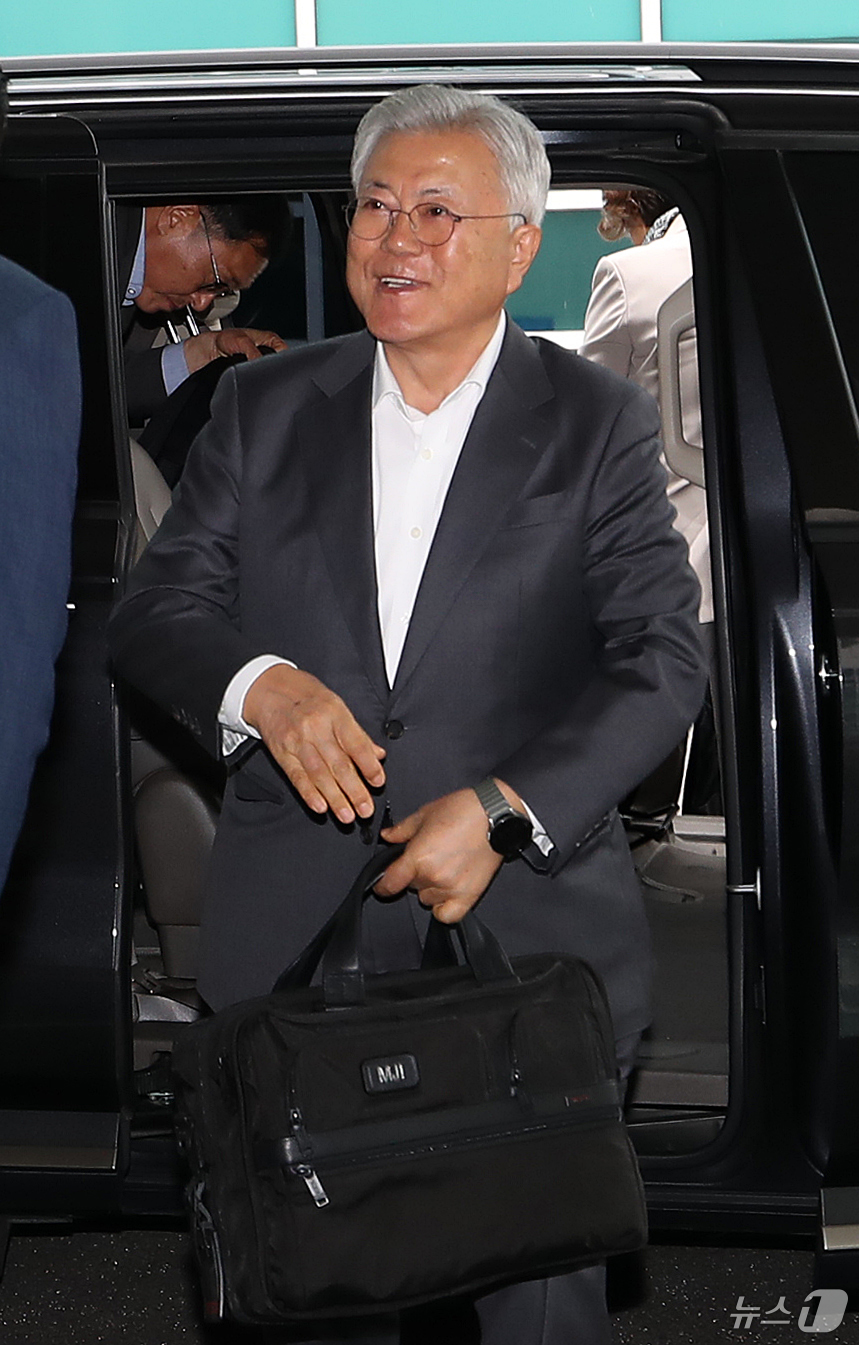 (부산=뉴스1) 윤일지 기자 = 문재인 전 대통령이 미국 로스앤젤레스(LA)를 방문하기 위해 5일 오전 부산 강서구 김해국제공항을 통해 인천공항으로 향하고 있다.문 전 대통령의 이 …