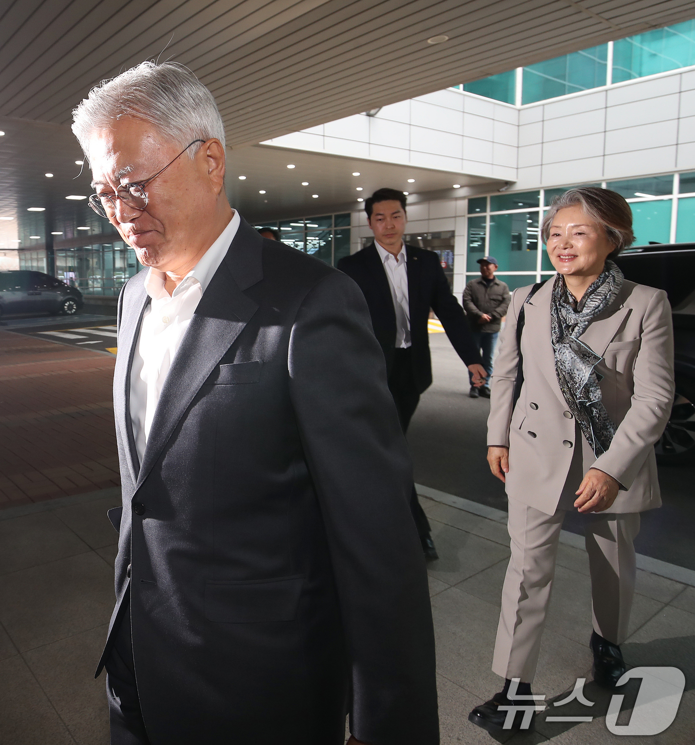 (부산=뉴스1) 윤일지 기자 = 문재인 전 대통령과 부인 김정숙 여사가 미국 로스앤젤레스(LA)를 방문하기 위해 5일 오전 부산 강서구 김해국제공항을 통해 인천공항으로 향하고 있다 …