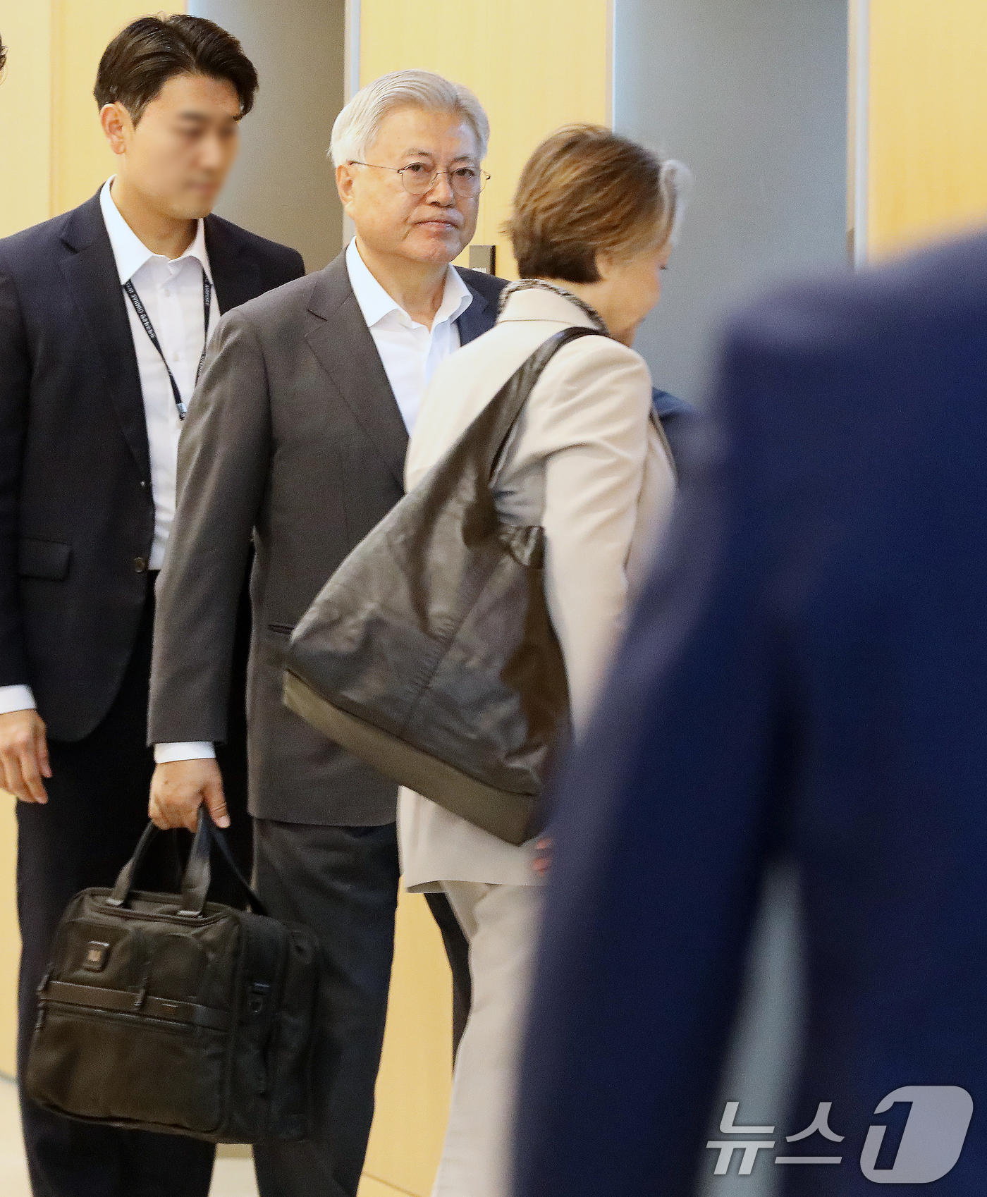 (부산=뉴스1) 윤일지 기자 = 문재인 전 대통령과 부인 김정숙 여사가 미국 로스앤젤레스(LA)를 방문하기 위해 5일 오전 부산 강서구 김해국제공항을 통해 인천공항으로 향하고 있다 …