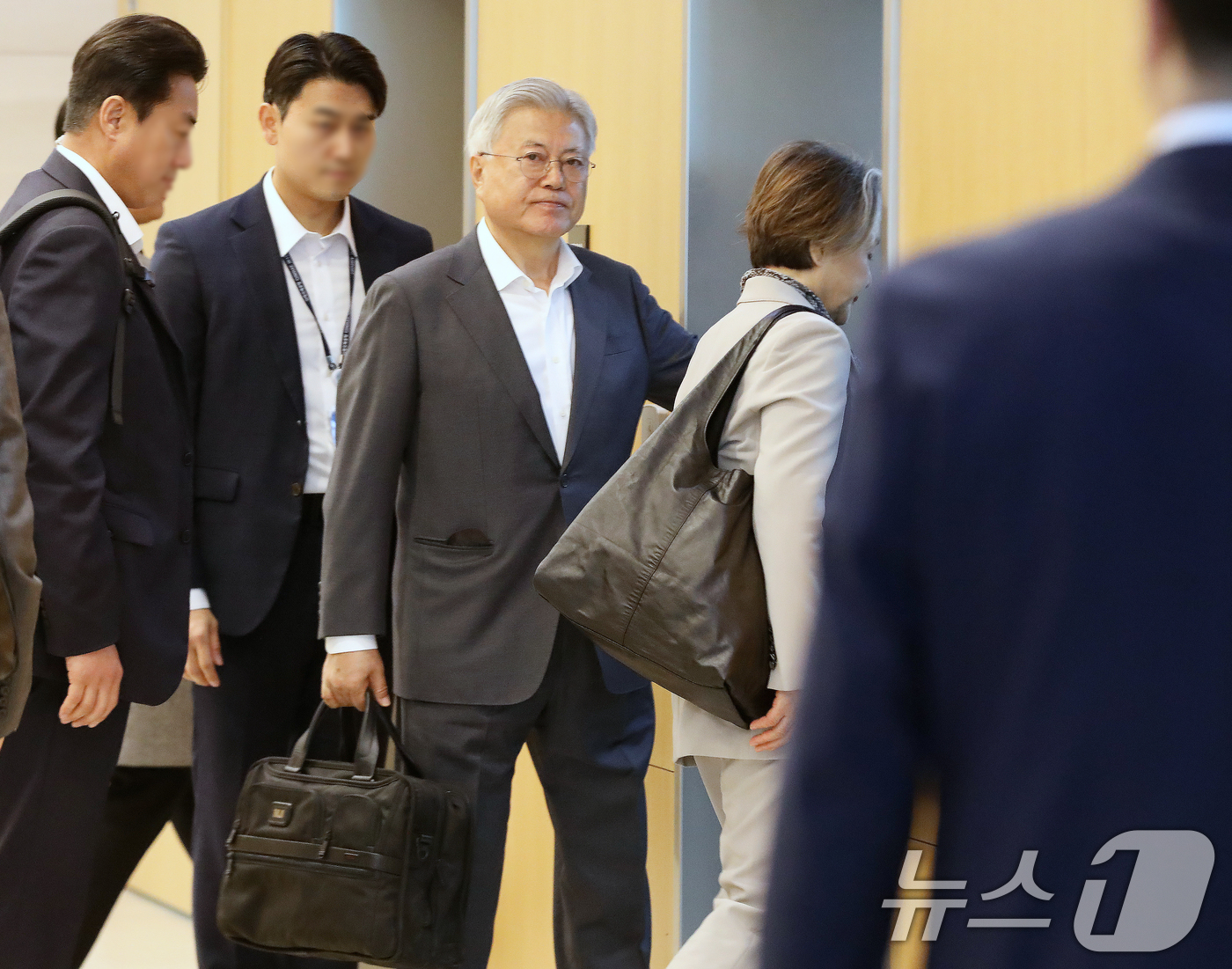 (부산=뉴스1) 윤일지 기자 = 문재인 전 대통령과 부인 김정숙 여사가 미국 로스앤젤레스(LA)를 방문하기 위해 5일 오전 부산 강서구 김해국제공항을 통해 인천공항으로 향하고 있다 …